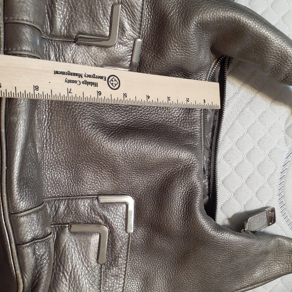 Michael kors silver handbag - Picture 2 of 3